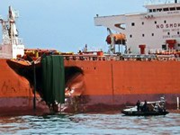 Singapore Battles Oil Spill - MundoMaritimo