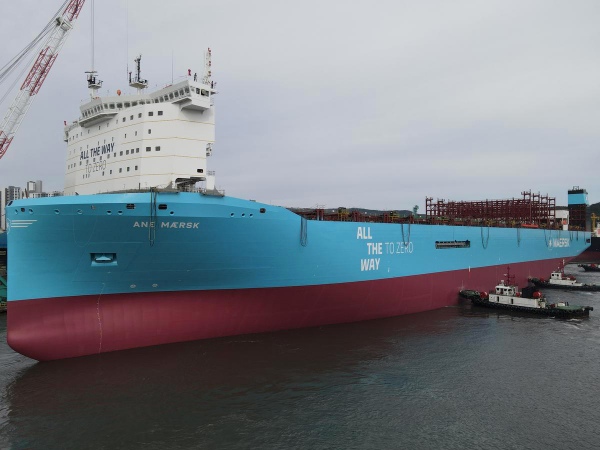 Maersk bautiza a su primer portacontenedores de gran tamaño propulsado