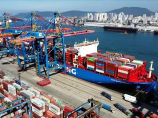 Tarifas de fletes spot retroceden con fuerza y Sudamérica resiente capacidad liberada desde rutas hacia EE.UU.