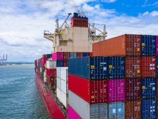 Demanda global de transporte marítimo contenerizado pierde impulso hacia el cierre de 2025