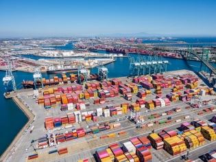 Importadores negocian tarifas de largo plazo en posición de ventaja frente a líneas navieras