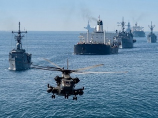 EE.UU. confía en el retorno de los tránsitos a Ormuz mediante respaldo a reaseguros y despliegue de escoltas navales 