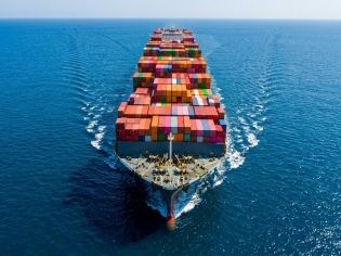 Mayores alzas de tarifas en el transporte portacontenedor se registran en rutas ajenas al Medio Oriente