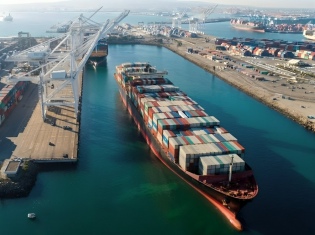 Mercado de portacontenedores mantiene presión alcista por crisis en Medio Oriente y control de capacidad