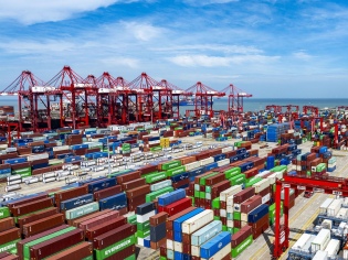 Interrupciones en el transporte marítimo de contenedores deterioran la confiabilidad y sostienen las tarifas